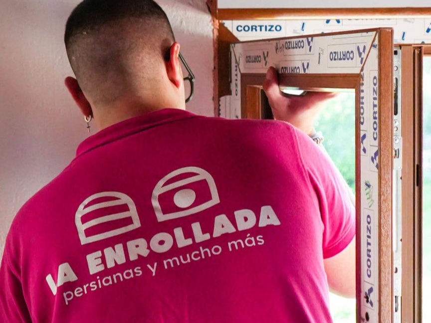 tecnico realizando reparacion e instalacion de persiana blanca y ventana pvc