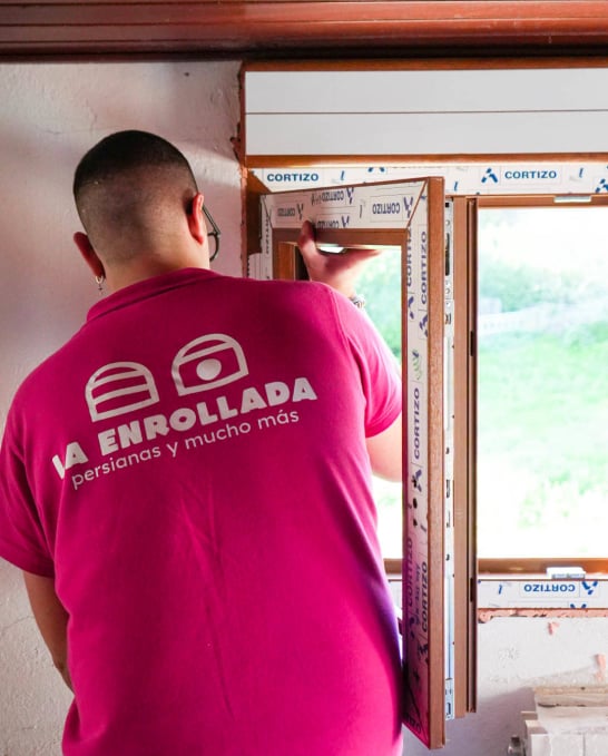 LA ENROLLADA persianas instalacion ventana pvc acabado madera a coruna