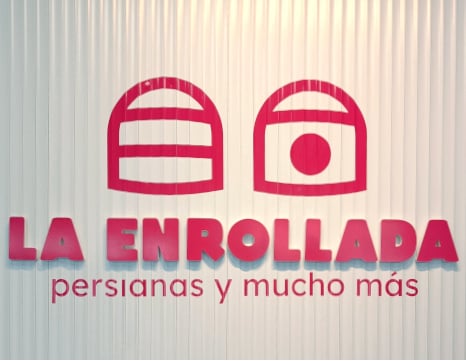 persianas La Enrollada logo 3D interior tienda rosa calle monte das moas en coruna web